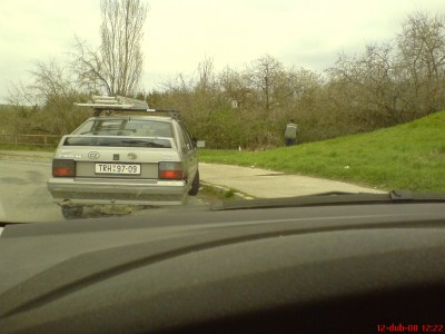 řidič vozu stojí opodál.....