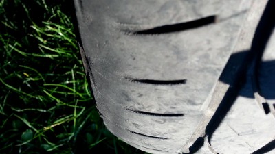 Takto mám sjeté přední gumy vnitřkem!!!