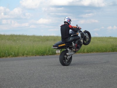 Sobotní exhibice kaskádéra na motorce.