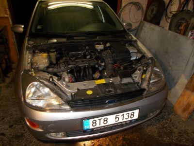 auto s namontovaným motorem (tehdy nestartoval)