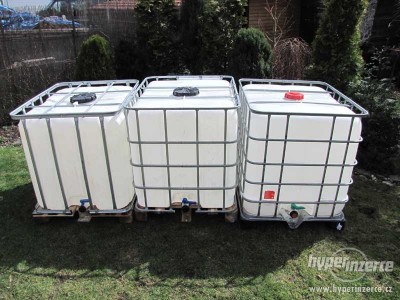 7510968-plastove-nadrze-1000l-sudy-od-potravin-kanystry-1.jpg