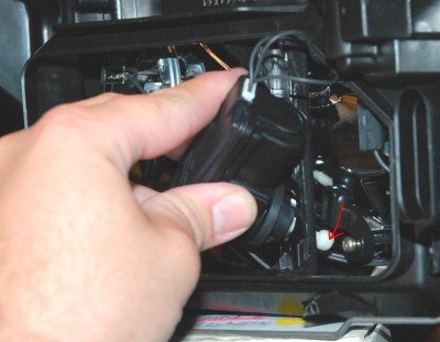 Vyklopit motorek tak, aby kulička vyklouzla směrem dolů