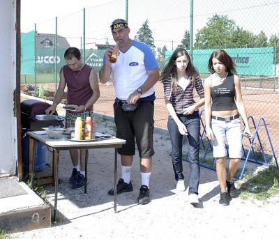 Kolem Horsta se točily holky...