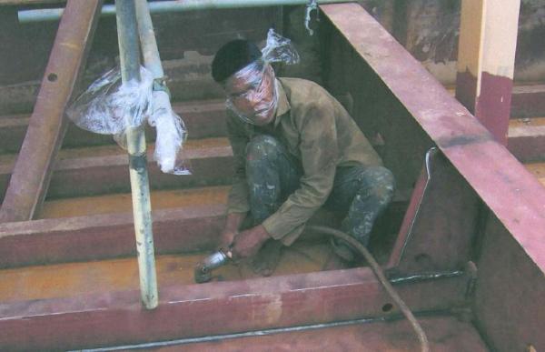 Nemůže dýchat a stejně mu to jiskra propálí...