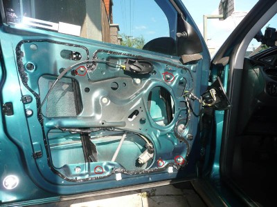 Na označených místech jsou šrouby,které stahovačku drží ve dveřích…