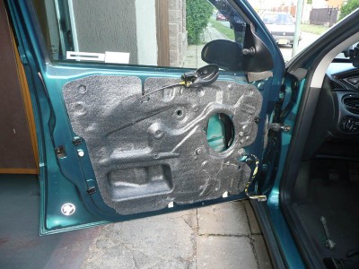 Poté můžeme zpět přilepit tenhle tlumící prvek.Mě se dost při demontáži potrhal,ale slepil jsem ho.Po obvodu ho drží taková mazlavá černá hmota.Nejlepší na oddělání je plastový odlamovací nůž a tu hmotu v prostředku rozkrojit.Tak zbyde na každé straně a při instalaci zpět se opět přilepí…