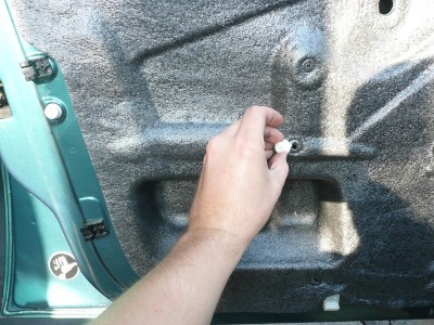 Zacvakneme dva bílé držáky deformačního členu…