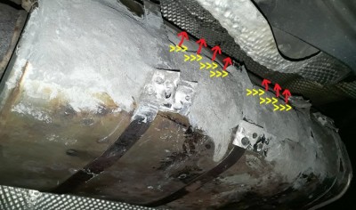 Focus_oprava-po-2tkm.jpg (145.01 KiB) Zobrazeno 4300 x Oprava výfuku tmelem, ve kterém se po 2tkm začala objevovat netěsnost. Směr úniku výfukových plynů naznačují červené šipky.