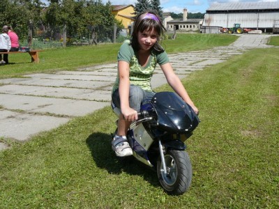 ...dcérka nevěděla honem co si přát pod stromeček...