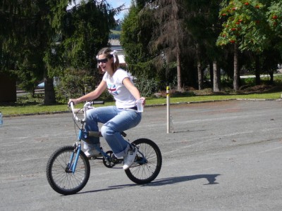 Poslední soutěžní úkol: jeden z posádky projíždí trať jízdy zručnosti na kole...