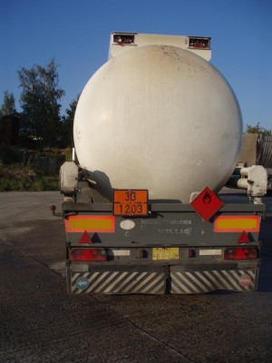 P9280051.JPG (39.46 KiB) Zobrazeno 1166 x cisterna plná benzínu stála 1m za hořícímí autobusy, včas se ji podařilo odvést, ale trochu ohořela