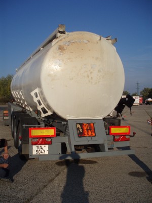 P9280049.JPG (40.26 KiB) Zobrazeno 1178 x cisterna s naftou stála vedle cisterny s benzínem