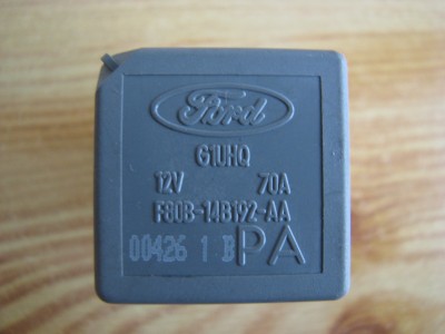 Tyto jsou stejně označené a jsou jen na výhřev předního skla