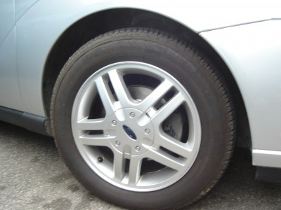 moje koleso 195/60 R15 - vyzerá to ako tie balóny na hummeri :(. ospravedlnte protektor je tam ešte od kúpy auta a preto sa informujem ohladom rozmerov lebo chcem kúpiť nové gumy a nižšie. aspoň tých 55 profil