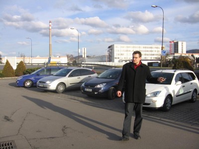 Dany otevírá telefonem na dálku cizího Fofíka a netuší, že ten jeho stojí za ním ...