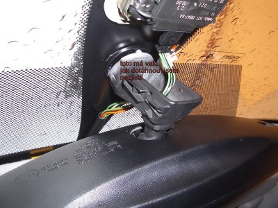 vakl zrcátka.není vidět žádný šroub na dotažení.Asi konstrukčně špatně vyřešeno