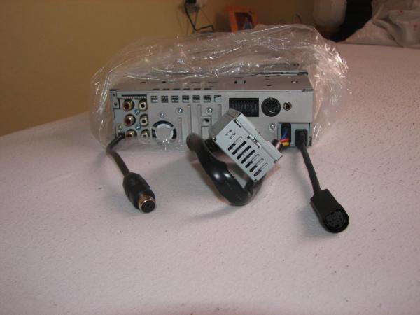 Zadek rádia vlevo anténa a vpravo na changer