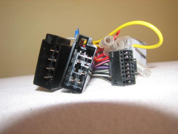 Kabely vlevo Iso vpravo ten malý do rádia