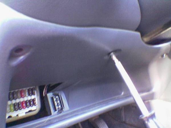 Tady dávat bacha vedení plastu vlevo u šroubku a druhý je nasouvací vpravo