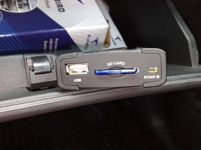 Interfejs jsem umístil do příhradky před spolujezdcem.