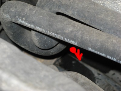 Detail dvou hadičekpod nimiž se nachází jeden vývod, ze kterého si myslím, že součástka upadla.