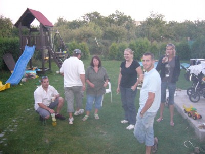 to je u nás na zahradě a uprostřed v černým tričku je moje Žena :-D