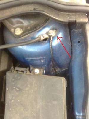 Ukostrenie.<br />Zabudol som odfotit este pripojenie na baterku. je to presne tak isto na jednu z dvoch srob, co idu z baterky do poistkovej skrine.