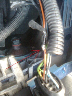 3-ti kabel LED pricinovany na oranzovy kabel hlavnych svetiel