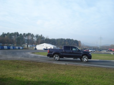 Prej je to taky Ford :)<br />5.7 L V8