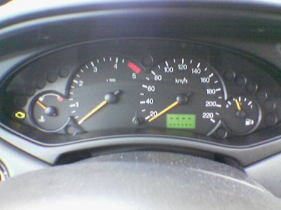 ručičky přitom kolísají (zapnou,vypnou),jak na místě při zaplém motoru tak za jízdy rozsvicuje se kontrolka motoru a jiné,ukazatel čárkuje motor přitom běží klidně