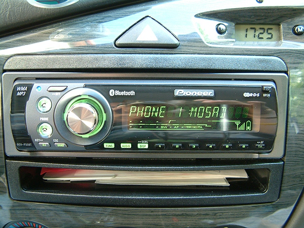 Rádio propojené s telefonem.