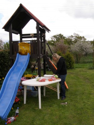 Zuzka dělá salát. Šikovná...