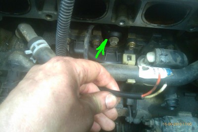 tohle je ten utrženej kabel...jde mezi válce k nějakýmu čidlu...asi...