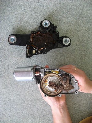 Motorek stěrače11 2010 154.jpg