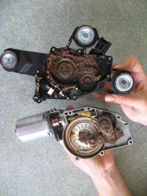 Motorek stěrače12 2010 155.jpg