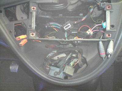 Tohle všechno se musí odpojit a zapojit, abych vůbec vyměnil ten zapalovač.