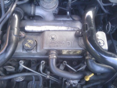 pohled na motor ze shora,na prave strane to spatne