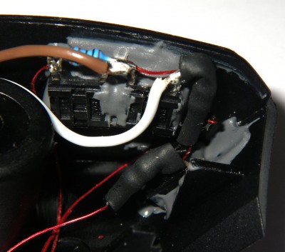 Tlačítka On, Off a "-" zevnitř