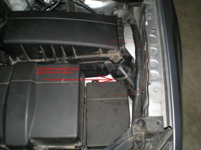 šípka smeruje k miestu spoja plastov..