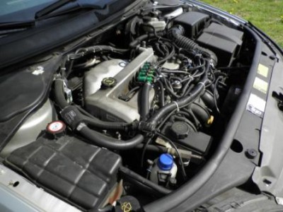 P4290038.JPG (34.94 KiB) Zobrazeno 3462 x pohled na motor ty zelený jsou vstřikovače z modrou zátkou je flaschlube