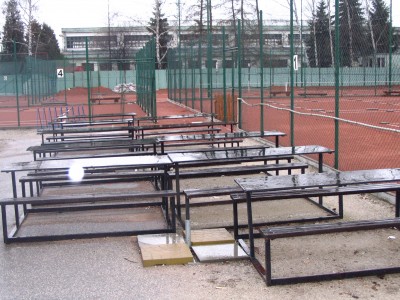 Dalsi venkovni posezeni s pohledem na kurty