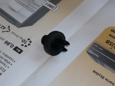 není to moc vidět, zašroubováváním šroubku se roztahují 4 packy, které se pak rozpírají ve čtvercové dutině ve znaku.