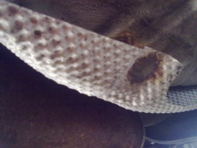 Rád bych se zeptal jestli je potřeba mít u výfuku ten plech. Jaksi se úplně uvolnil a při startu a zastavení motoru to dělá strašný zvuk.?