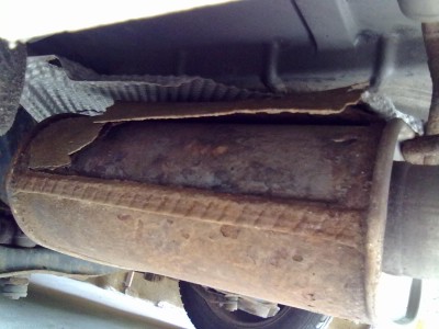 Dále bych rád věděl jestli ten výfuk ještě nějakou dobu vydrží (ta první vrstva jaksi odpadává) nebo ho musím spravit (vyměnit) co nejříve.