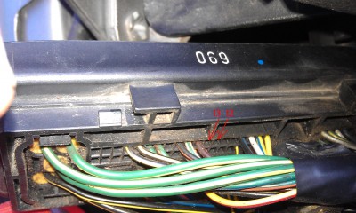 prázdne pozície na konektore riadiacej jednotky