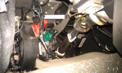 zapojené konektory na pedáloch...